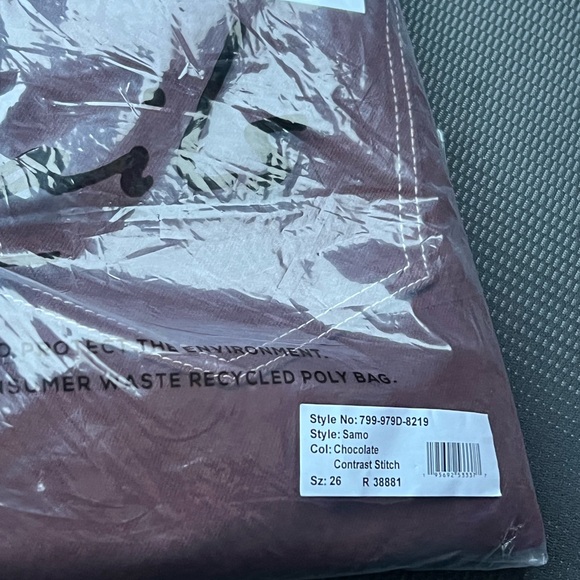 Rails Samo Barrel Leg Jeans in the color Chocolate Contrast Stitch. - Picture 9 of 10